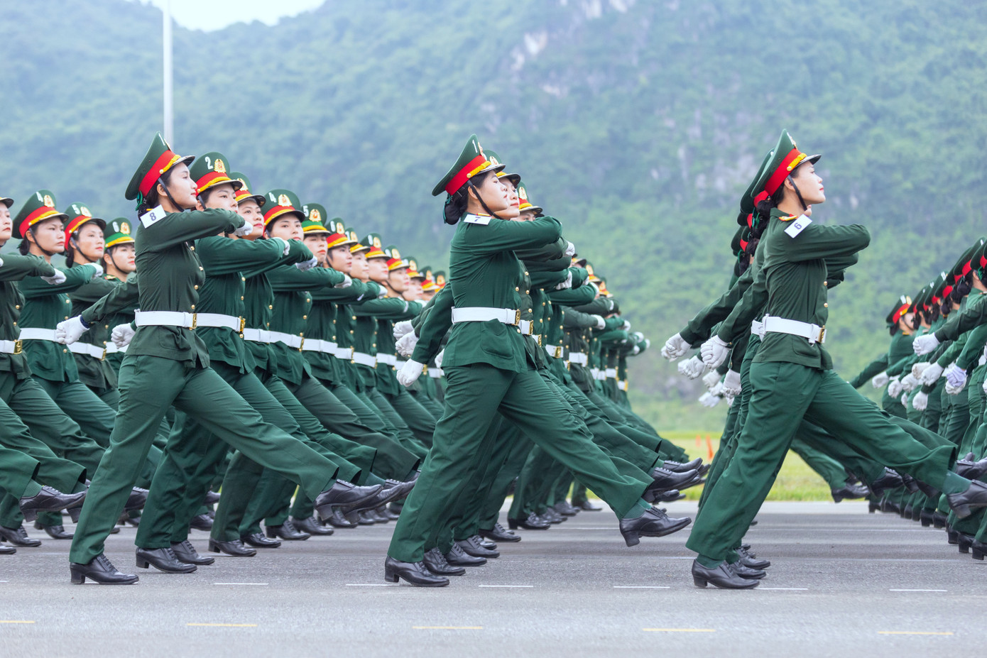 Khối nữ sĩ quan Quân y trong nhịp bước diễu binh tại TB4.