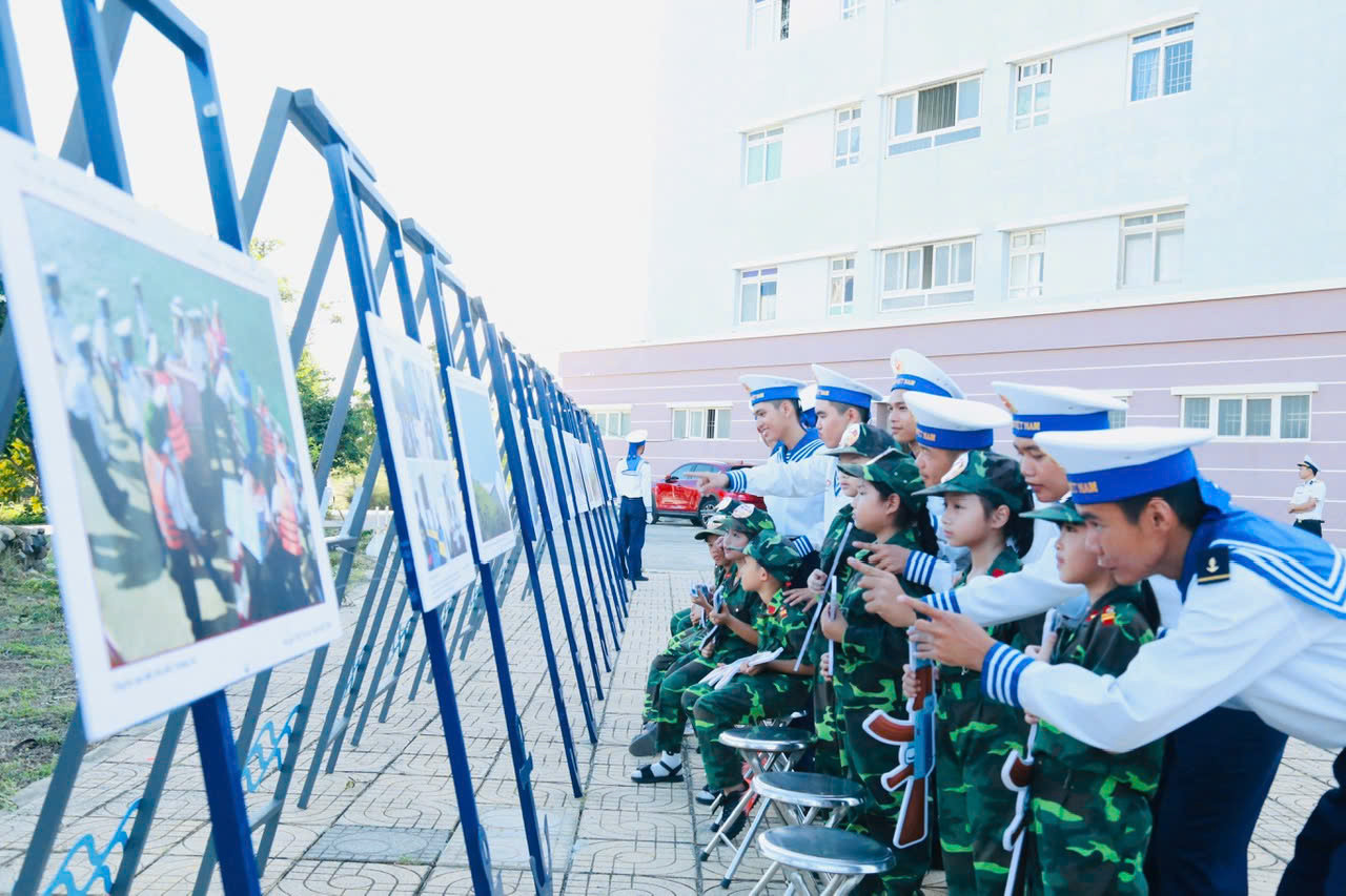 Chiến sĩ Hải quân và các em nhỏ ở Khu đô thị căn cứ quân sự Cam Ranh.