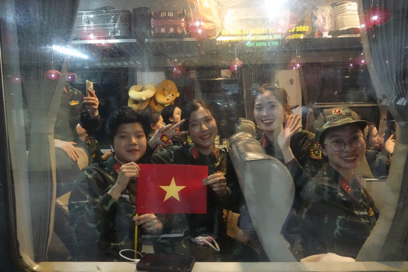 Thể hiện nét duyên trong khoang tàu qua lớp cửa kính.