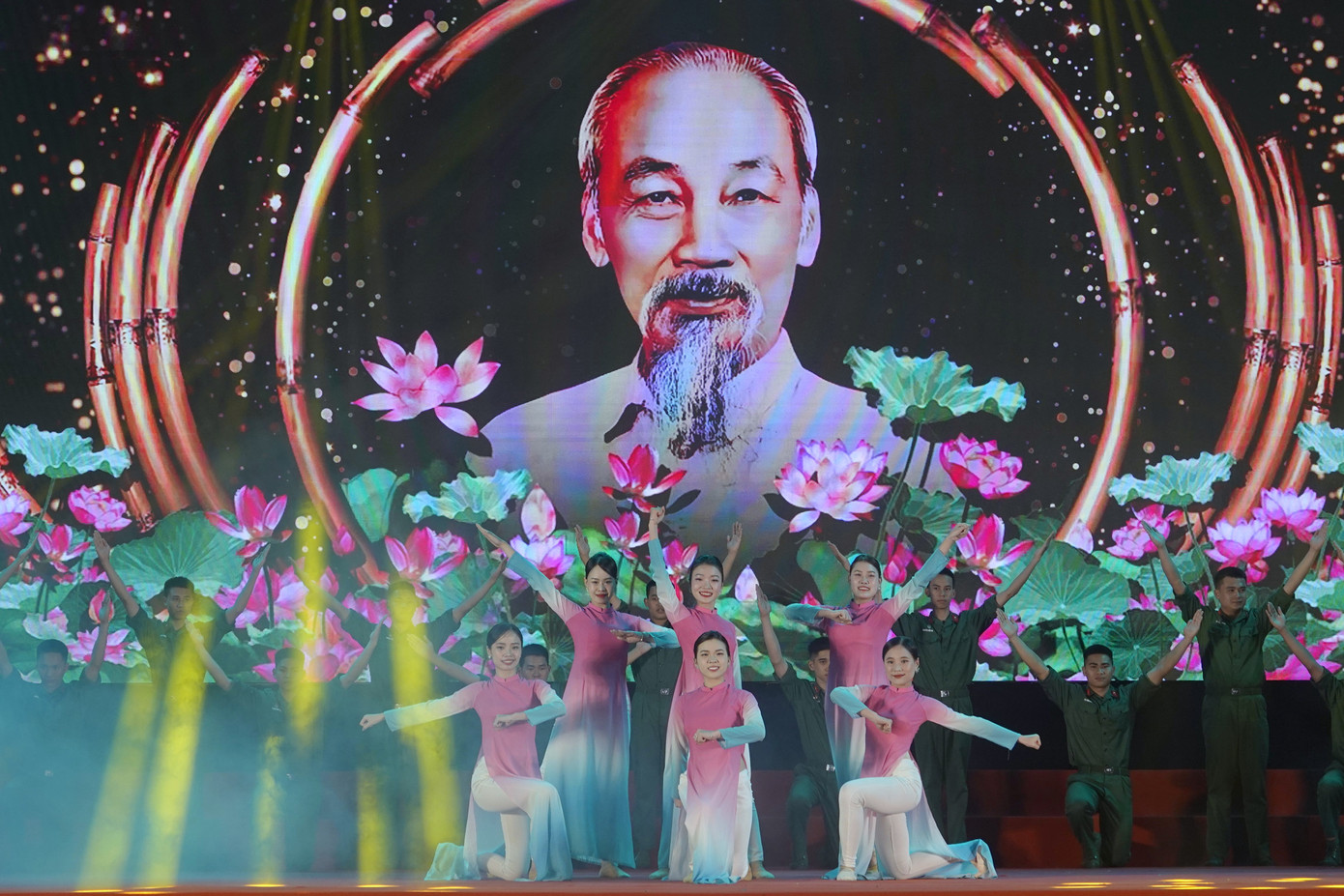 Tiết mục hòa tấu nhạc kèn và liên khúc hát múa mở đầu chương trình, do Đoàn Nghi lễ Quân đội, Nhà hát nghệ thuật đương đại Việt Nam và chiến sĩ Lữ đoàn 144 (Bộ Tổng tham mưu) trình diễn. Ảnh: Nguyễn Minh