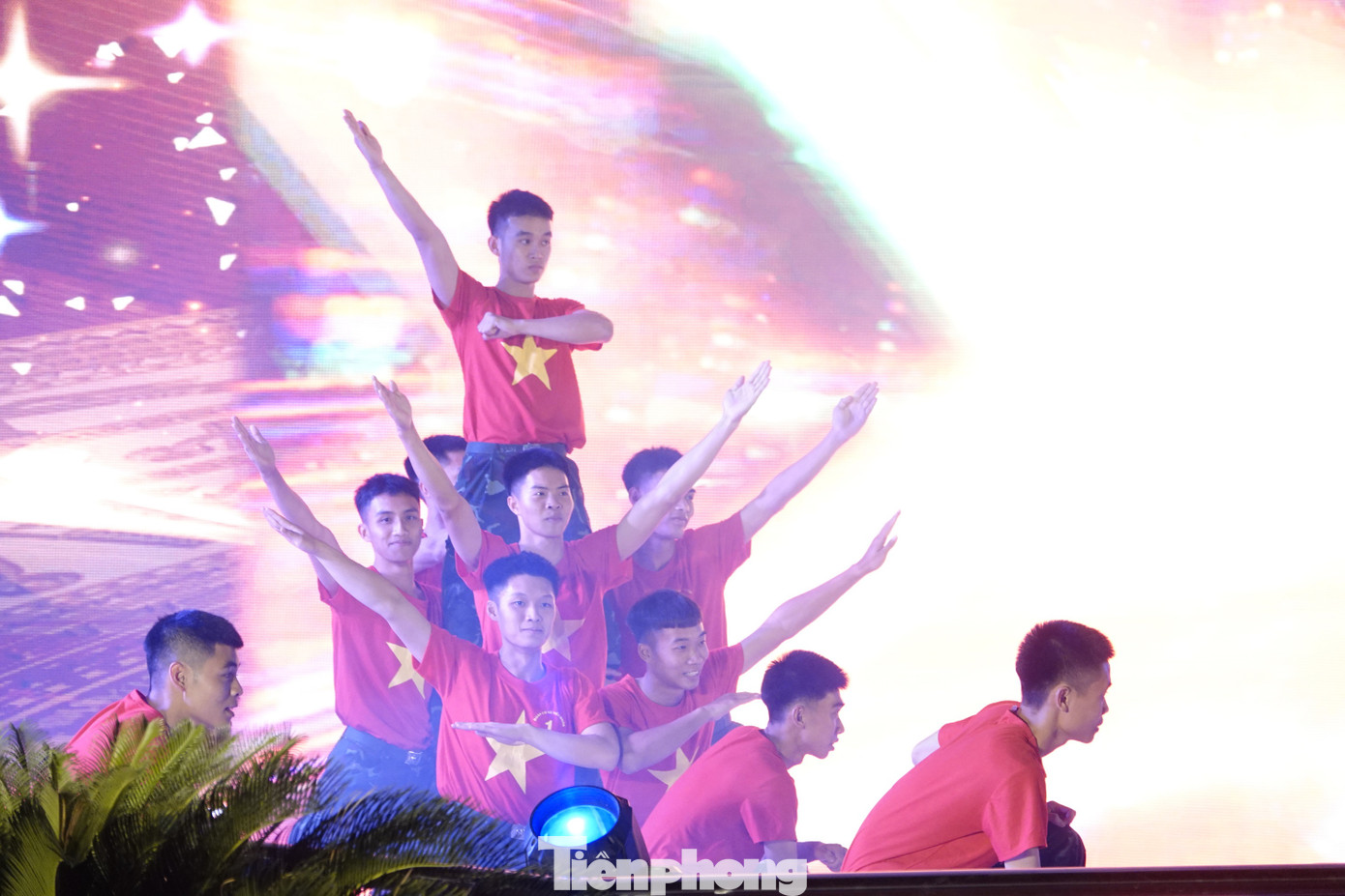 Nhiều tiết mục nghệ thuật đặc sắc và trẻ trung, sôi nổi đã được đoàn viên thanh niên nhà trường và đơn vị kết nghĩa biểu diễn tại chương trình.