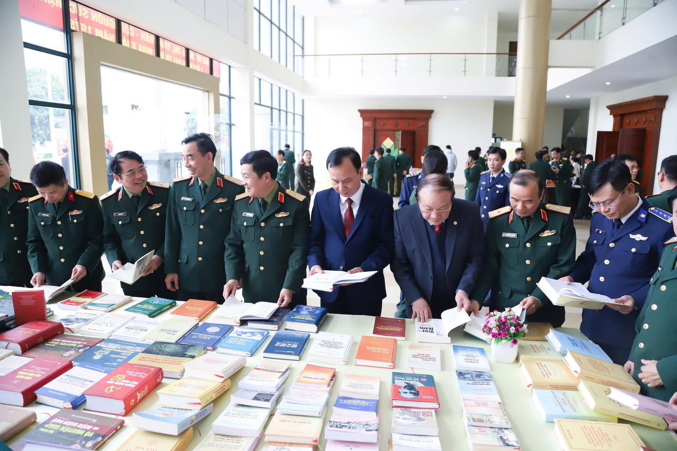 Lãnh đạo, đại biểu các cơ quan, đơn vị tham dự Hội thảo trao đổi tại khu trưng bày sách ở Học viện Chính trị, sáng 18/3. Lãnh đạo, đại biểu các cơ quan, đơn vị tham dự Hội thảo trao đổi tại khu trưng bày sách ở Học viện Chính trị, sáng 18/3.