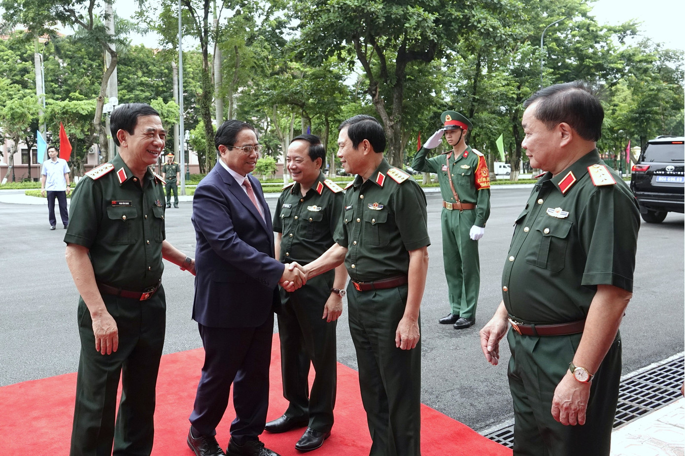 Các tướng lĩnh Quân đội đón Thủ tướng Phạm Minh Chính tới dự Hội nghị. Ảnh: Nguyễn Minh