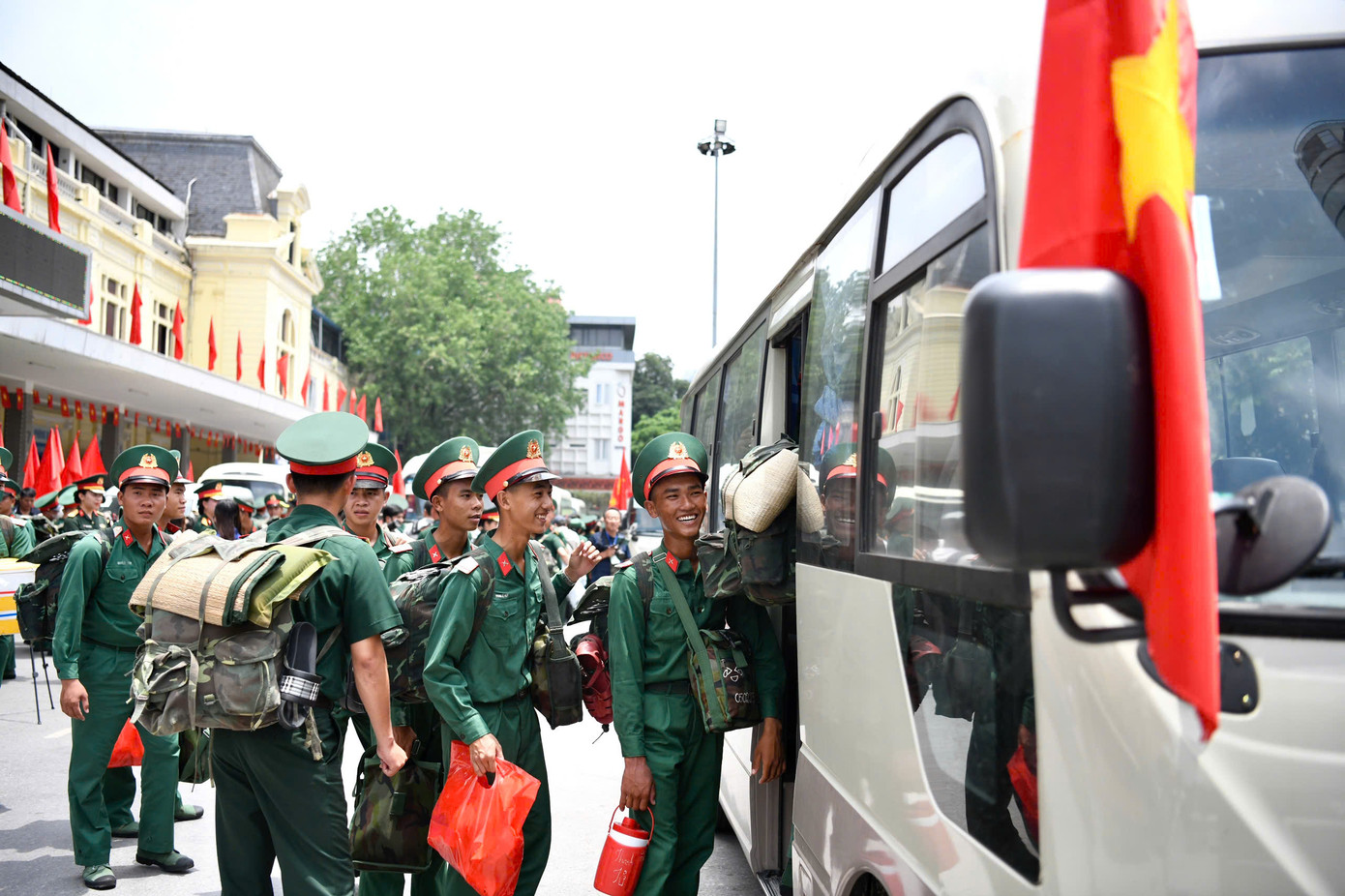 Sau khi tới ga Hà Nội, các lực lượng di chuyển về các địa điểm tập kết đã quy định để được bố trí đảm bảo ăn nghỉ, sinh hoạt, sẵn sàng chuẩn bị luyện tập, thực hiện nhiệm vụ diễu binh, diễu hành.