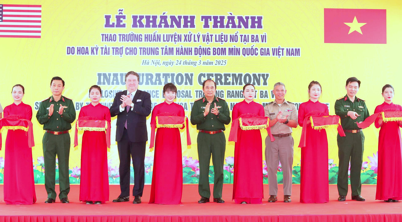 Đại biểu hai nước cắt băng khánh thành công trình. Đại biểu hai nước cắt băng khánh thành công trình.