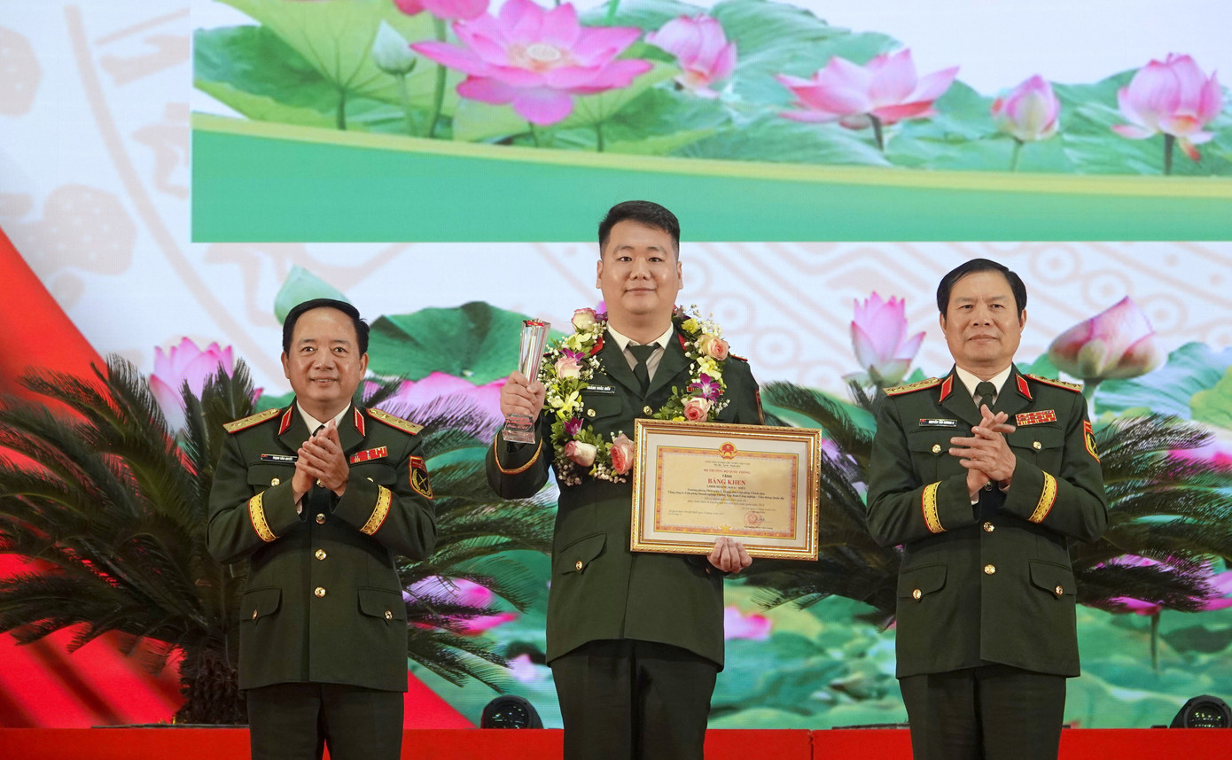 Lãnh đạo Tổng cục Chính trị và Bộ Tổng tham mưu Quân đội nhân dân Việt Nam trao danh hiệu Gương mặt trẻ tiêu biểu toàn quân năm 2024 tặng Thượng úy Hoàng Khắc Hiếu.