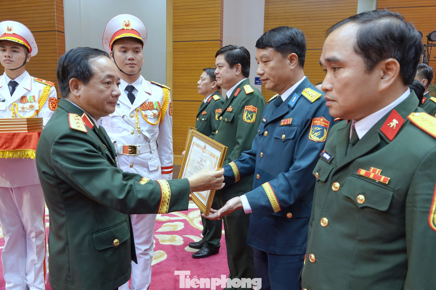Bộ trưởng Bộ Quốc phòng Phan Văn Giang và Chủ nhiệm Tổng cục Chính trị Quân đội nhân dân Việt Nam Trịnh Văn Quyết trao Bằng khen của Thủ tướng Chính phủ và Bằng khen của Bộ trưởng Bộ Quốc phòng tặng các tập thể, cá nhân tiêu biểu trong tổ chức, tham gia Giải thưởng lần thứ 25 và giai đoạn 2020-2025.
