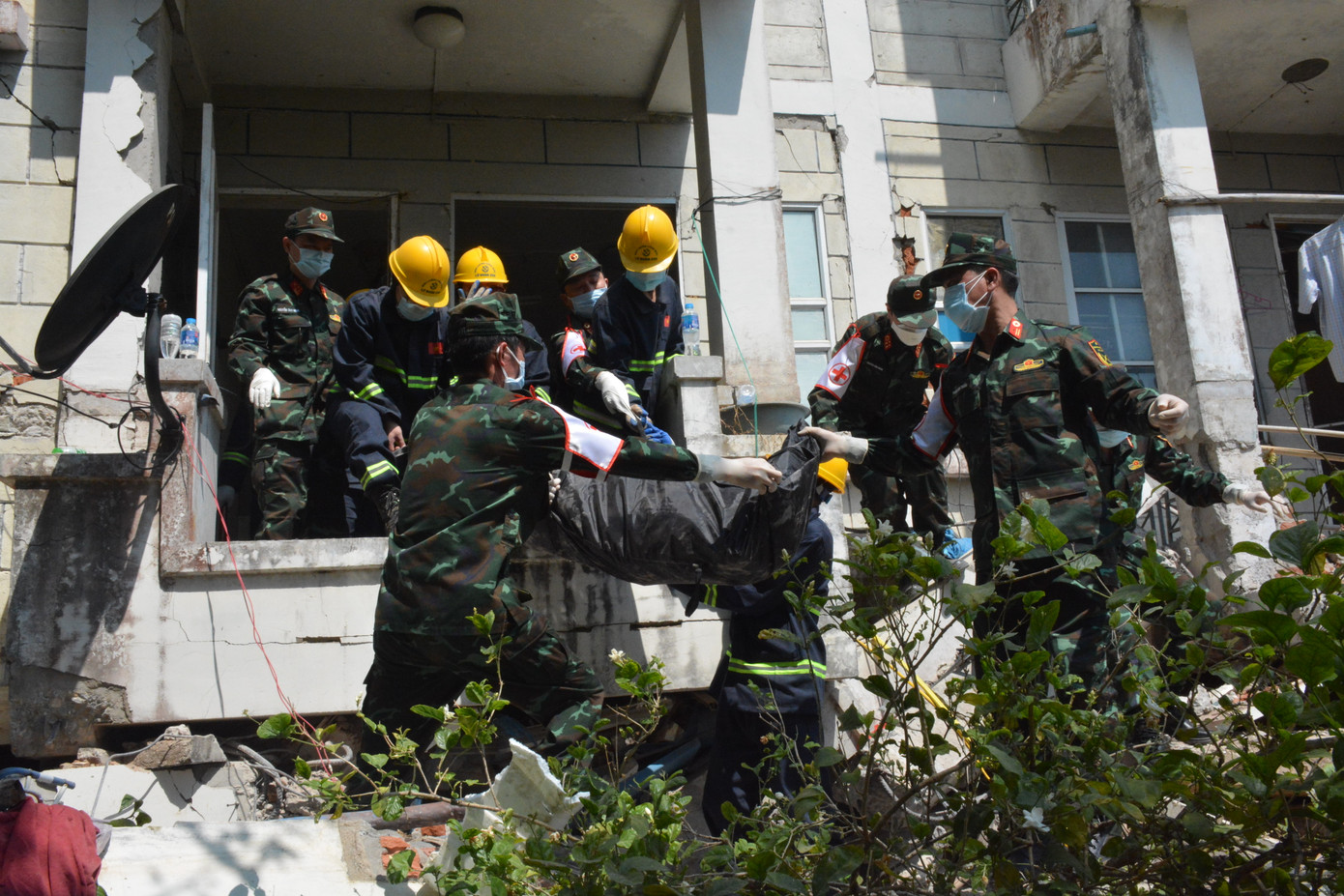 Lực lượng tìm kiếm cứu nạn của Việt Nam đưa thi thể một nạn nhân trong thảm họa động đất tại Myanmar ra khỏi đống đổ nát, ngày 1/4. Lực lượng tìm kiếm cứu nạn của Việt Nam đưa thi thể một nạn nhân trong thảm họa động đất tại Myanmar ra khỏi đống đổ nát, ngày 1/4.