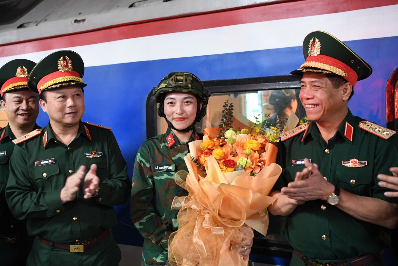 Thượng tướng Nguyễn Văn Nghĩa - Phó Tổng tham mưu trưởng Quân đội nhân dân Việt Nam, động viên các quân nhân cơ động vào Nam hợp luyện diễu binh, diễu hành trên chuyến tàu đầu tiên, tối 3/4.