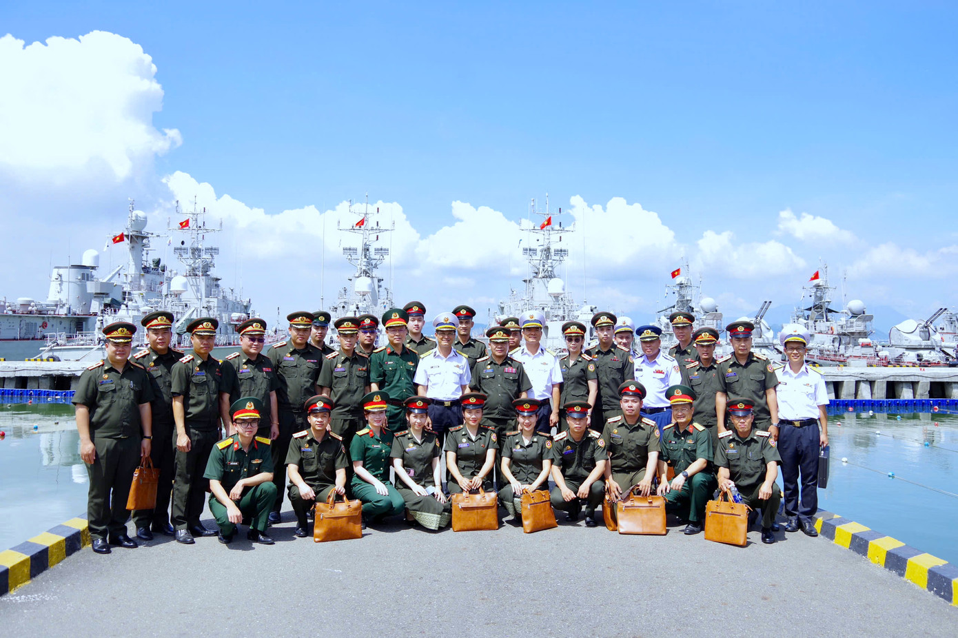 Đoàn sĩ quan trẻ QĐND Lào giao lưu với cán bộ, chiến sĩ Vùng 3 Hải quân.