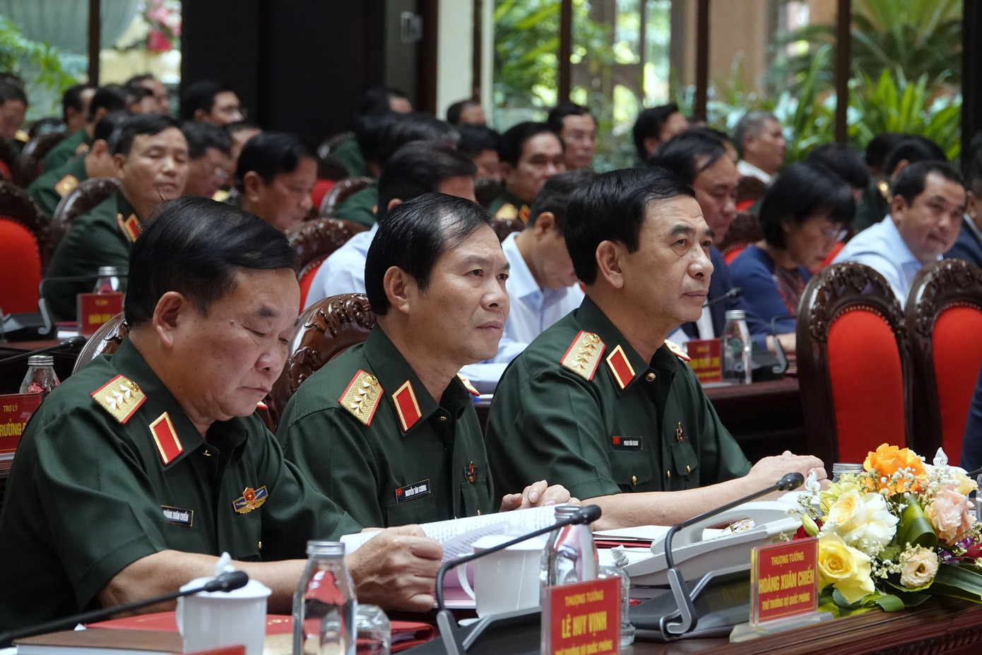 Thủ tướng cùng lãnh đạo Quân ủy Trung ương - Bộ Quốc phòng và các cơ quan, đơn vị trực thuộc cùng đại biểu lãnh đạo các ban, bộ, ngành Trung ương tham dự Hội nghị, tại Hội trường Bộ Quốc phòng.