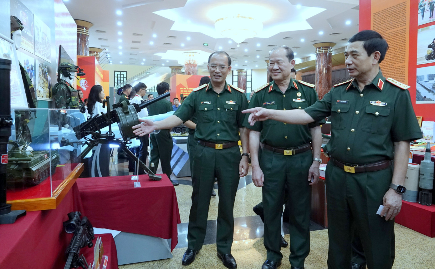 Lãnh đạo Bộ Quốc phòng tham quan sản phẩm do Tổng cục Công nghiệp quốc phòng chế tạo, sản xuất. Ảnh: Nguyễn Minh Lãnh đạo Bộ Quốc phòng tham quan sản phẩm do Tổng cục Công nghiệp quốc phòng chế tạo, sản xuất. Ảnh: Nguyễn Minh