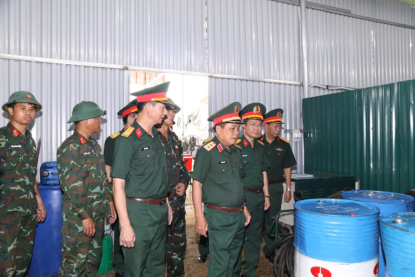 Trung tướng Trần Minh Đức cùng đoàn công tác kiểm tra chất lượng vật tư kỹ thuật đảm bảo cho nhiệm vụ A80.