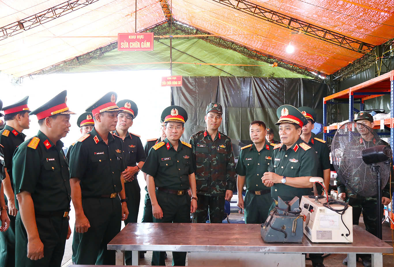 Trung tướng Trần Minh Đức cùng đoàn công tác kiểm tra chất lượng vật tư kỹ thuật đảm bảo cho nhiệm vụ A80.