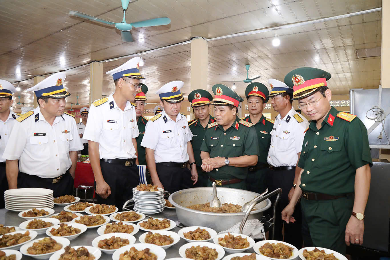 Kiểm tra công tác chế biến, bảo đảm bữa ăn cho khối diễu binh, diễu hành thực hiện nhiệm vụ A80 thuộc Quân chủng Hải quân.