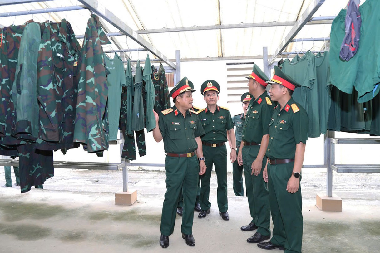 Kiểm tra nơi nghỉ và khu vực nhà tắm, nhà phơi quần áo của Trường Sĩ quan Lục quân 1.