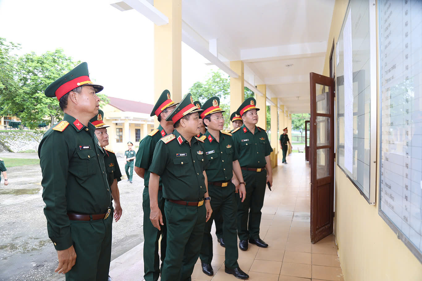 Kiểm tra nơi nghỉ và khu vực nhà tắm, nhà phơi quần áo của Trường Sĩ quan Lục quân 1.