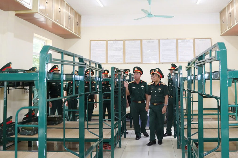 Kiểm tra nơi nghỉ và khu vực nhà tắm, nhà phơi quần áo của Trường Sĩ quan Lục quân 1.