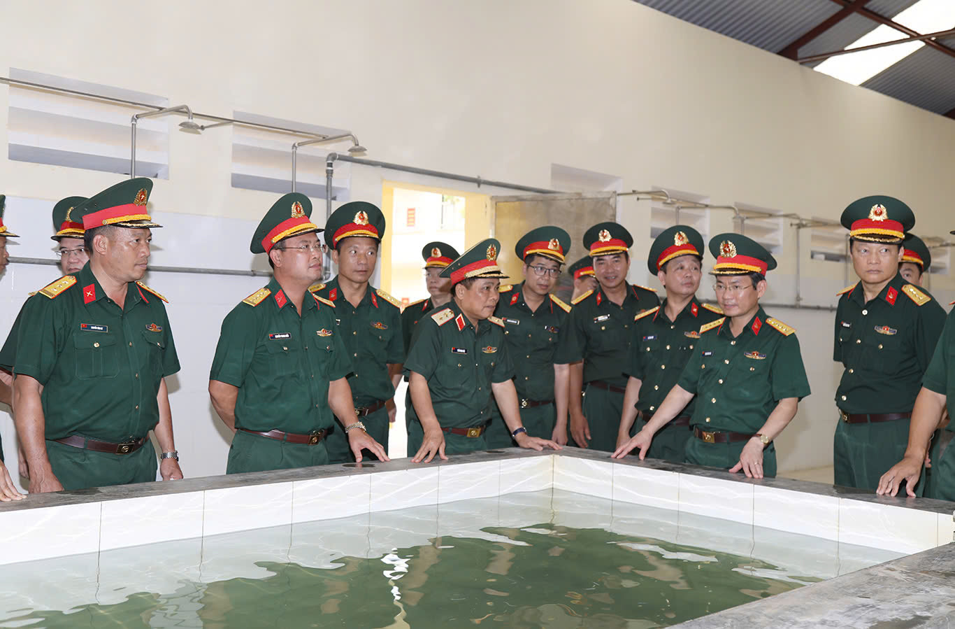 Kiểm tra nơi nghỉ và khu vực nhà tắm, nhà phơi quần áo của Trường Sĩ quan Lục quân 1.