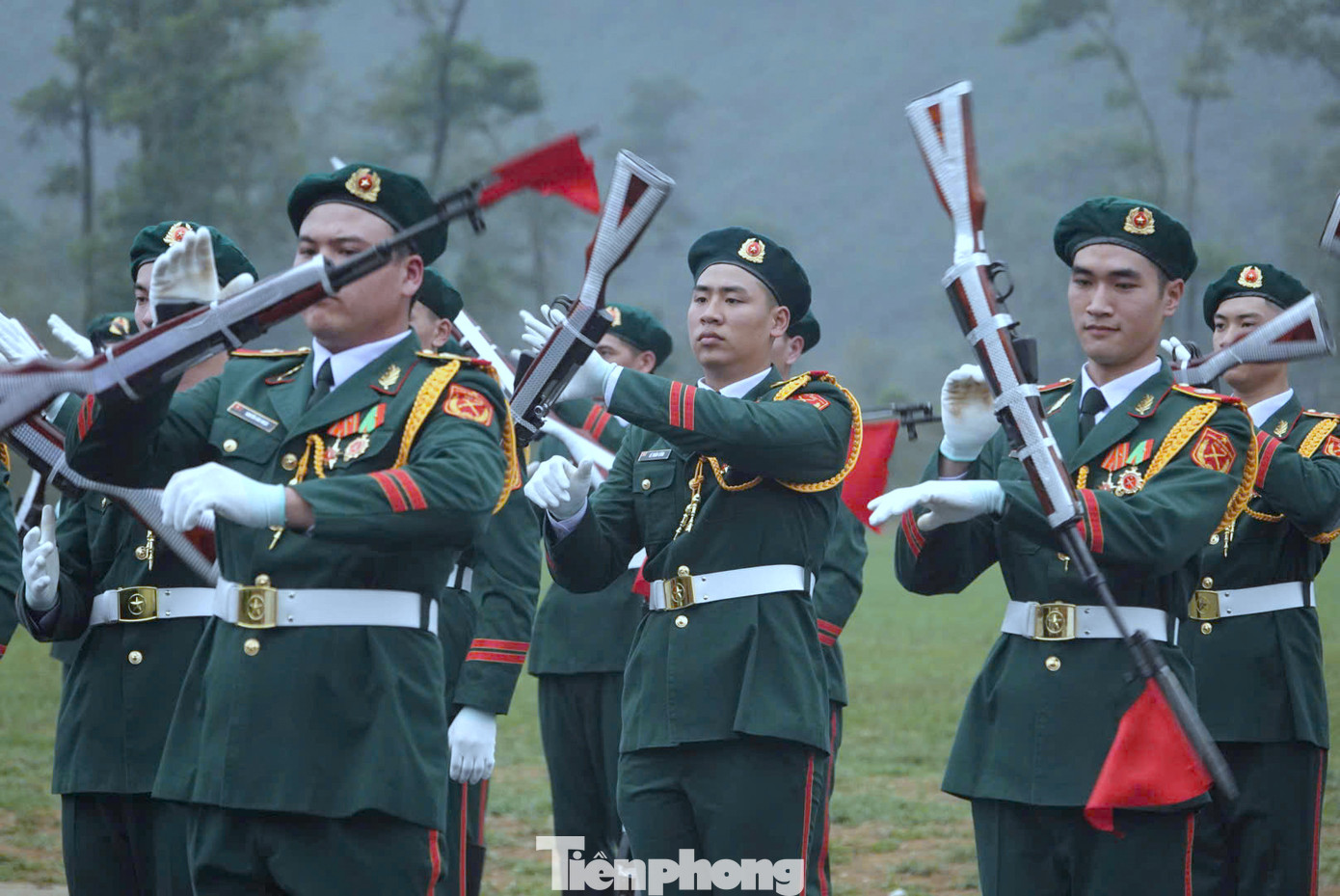 Cán bộ, chiến sĩ Đoàn Nghi lễ Quân đội biểu diễn múa súng trong tiết mục mở màn buổi hợp luyện tại TB4. Cán bộ, chiến sĩ Đoàn Nghi lễ Quân đội biểu diễn múa súng trong tiết mục mở màn buổi hợp luyện tại TB4.