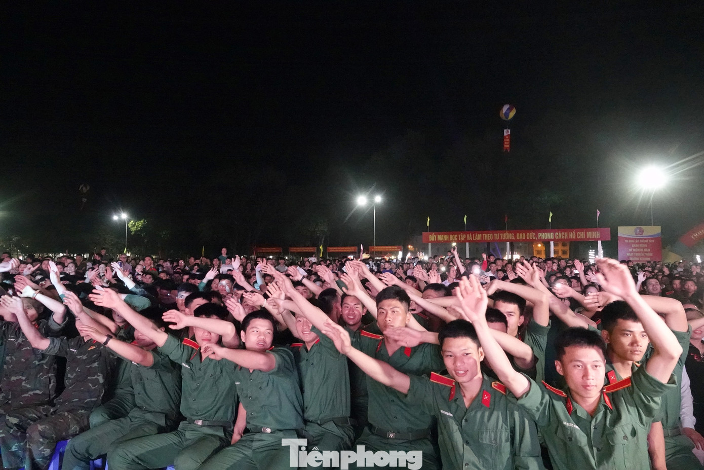 Những màn cổ vũ sôi động của đại biểu, đoàn viên thanh niên và người dân tại chương trình.