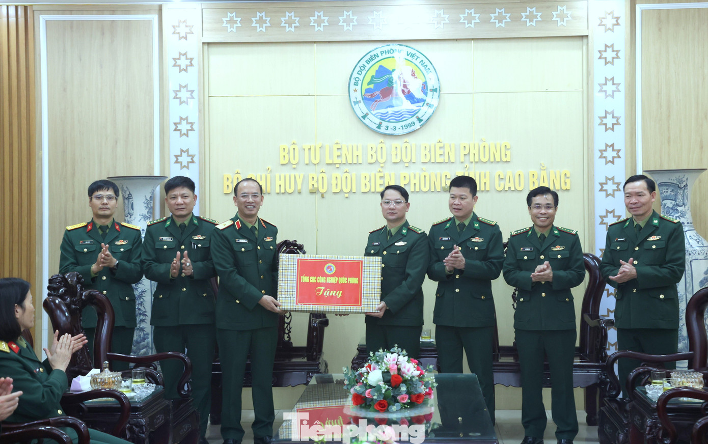Thiếu tướng Đinh Quốc Hùng - Chính ủy Tổng cục CNQP, trao quà tặng cán bộ, chiến sĩ Bộ Chỉ huy BĐBP tỉnh Cao Bằng.