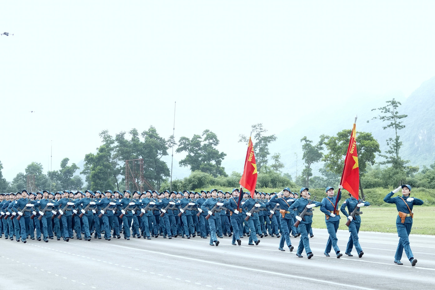 Khối nữ dân quân các dân tộc Việt Nam với những bước chân đều, đẹp tại TB4.