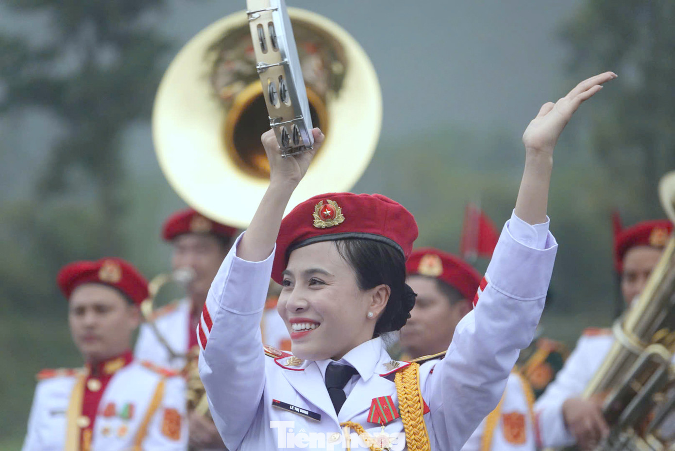 Nữ quân nhân Đoàn Nghi lễ Quân đội thể hiện tài năng múa với nhạc cụ. Nữ quân nhân Đoàn Nghi lễ Quân đội thể hiện tài năng múa với nhạc cụ.