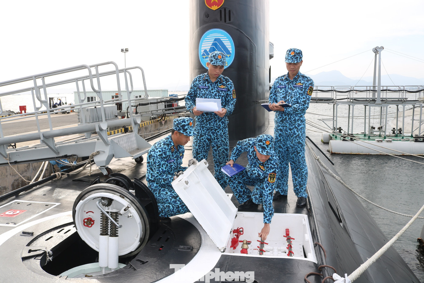 Chấm điểm tại khối tàu ngầm. Chấm điểm tại khối tàu ngầm.