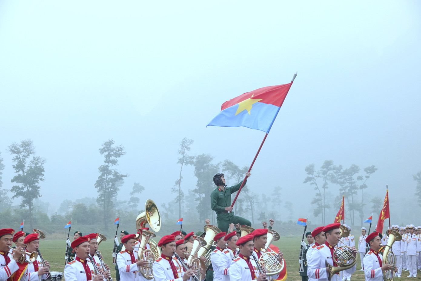 Đoàn Nghi lễ Quân đội biểu diễn xếp hình nghệ thuật trong tiết mục mở màn buổi hợp luyện tại TB4. Đoàn Nghi lễ Quân đội biểu diễn xếp hình nghệ thuật trong tiết mục mở màn buổi hợp luyện tại TB4.