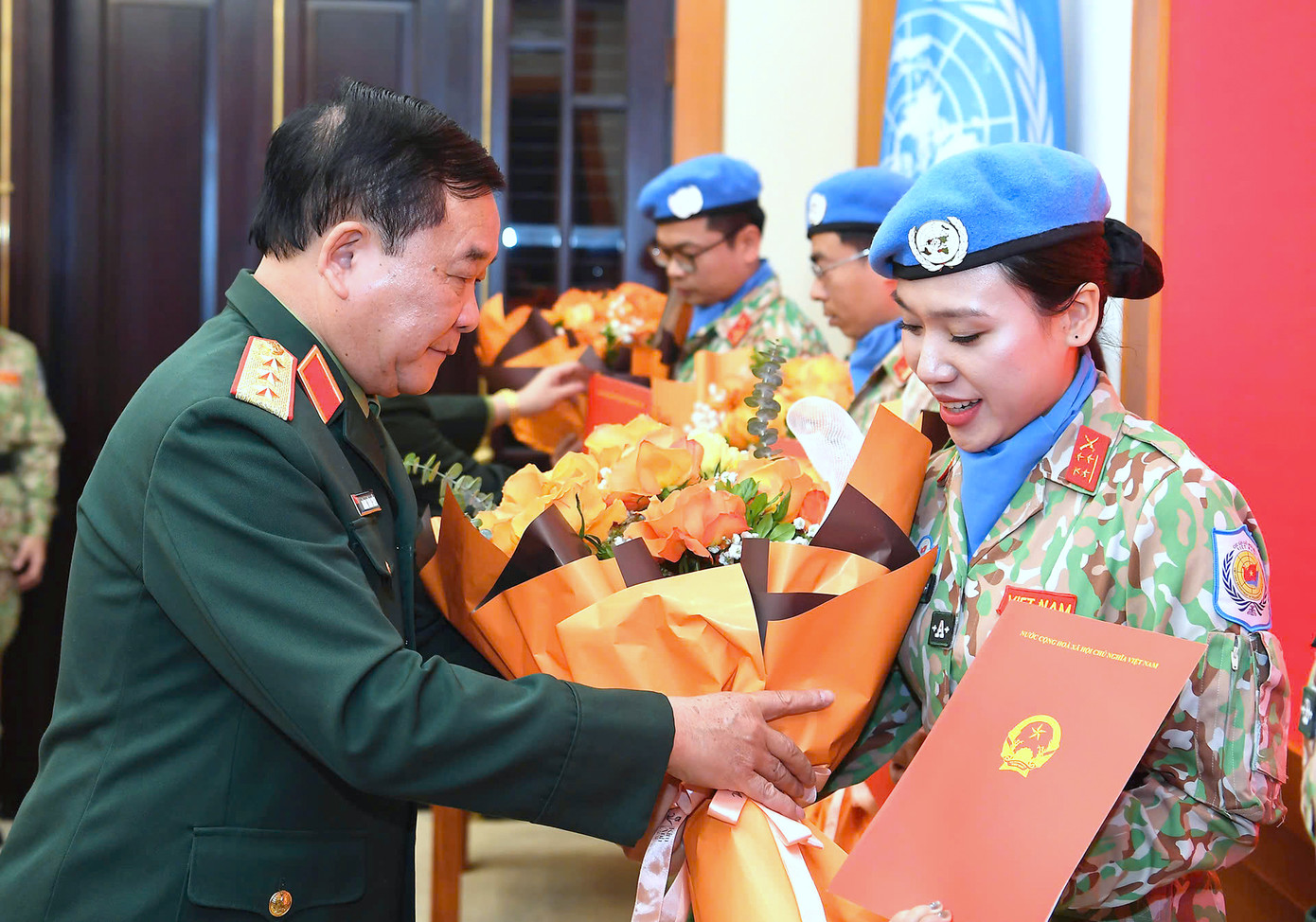 Thượng tướng Hoàng Xuân Chiến - Thứ trưởng Bộ Quốc phòng, trao các Quyết định của Chủ tịch nước và Bộ trưởng Bộ Quốc phòng cho 8 sĩ quan đi thực hiện nhiệm vụ gìn giữ hòa bình Liên Hợp Quốc. Thượng tướng Hoàng Xuân Chiến - Thứ trưởng Bộ Quốc phòng, trao các Quyết định của Chủ tịch nước và Bộ trưởng Bộ Quốc phòng cho 8 sĩ quan đi thực hiện nhiệm vụ gìn giữ hòa bình Liên Hợp Quốc.