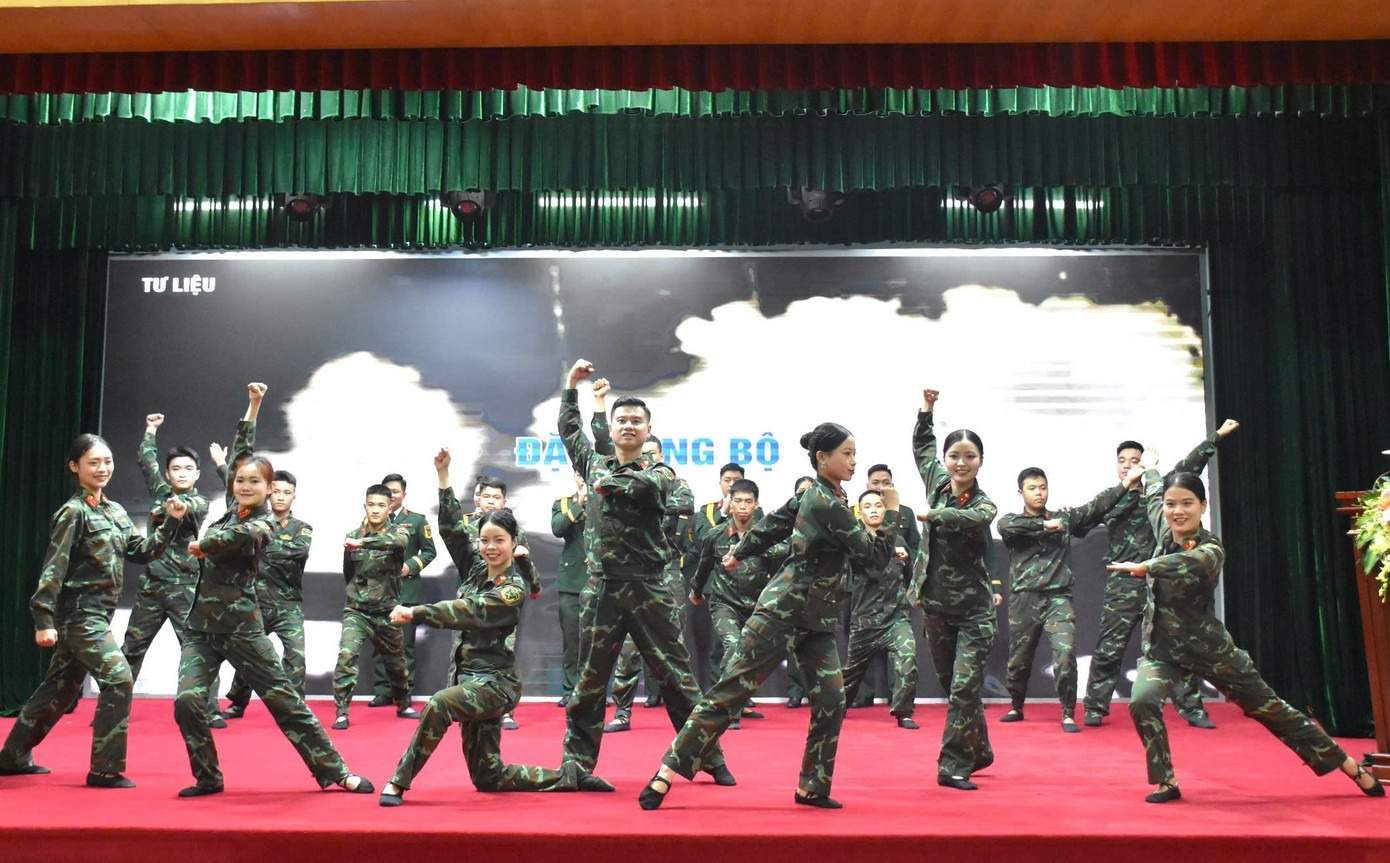 Chương trình nghệ thuật do đoàn viên thanh niên Binh chủng Đặc công biểu diễn. Chương trình nghệ thuật do đoàn viên thanh niên Binh chủng Đặc công biểu diễn.