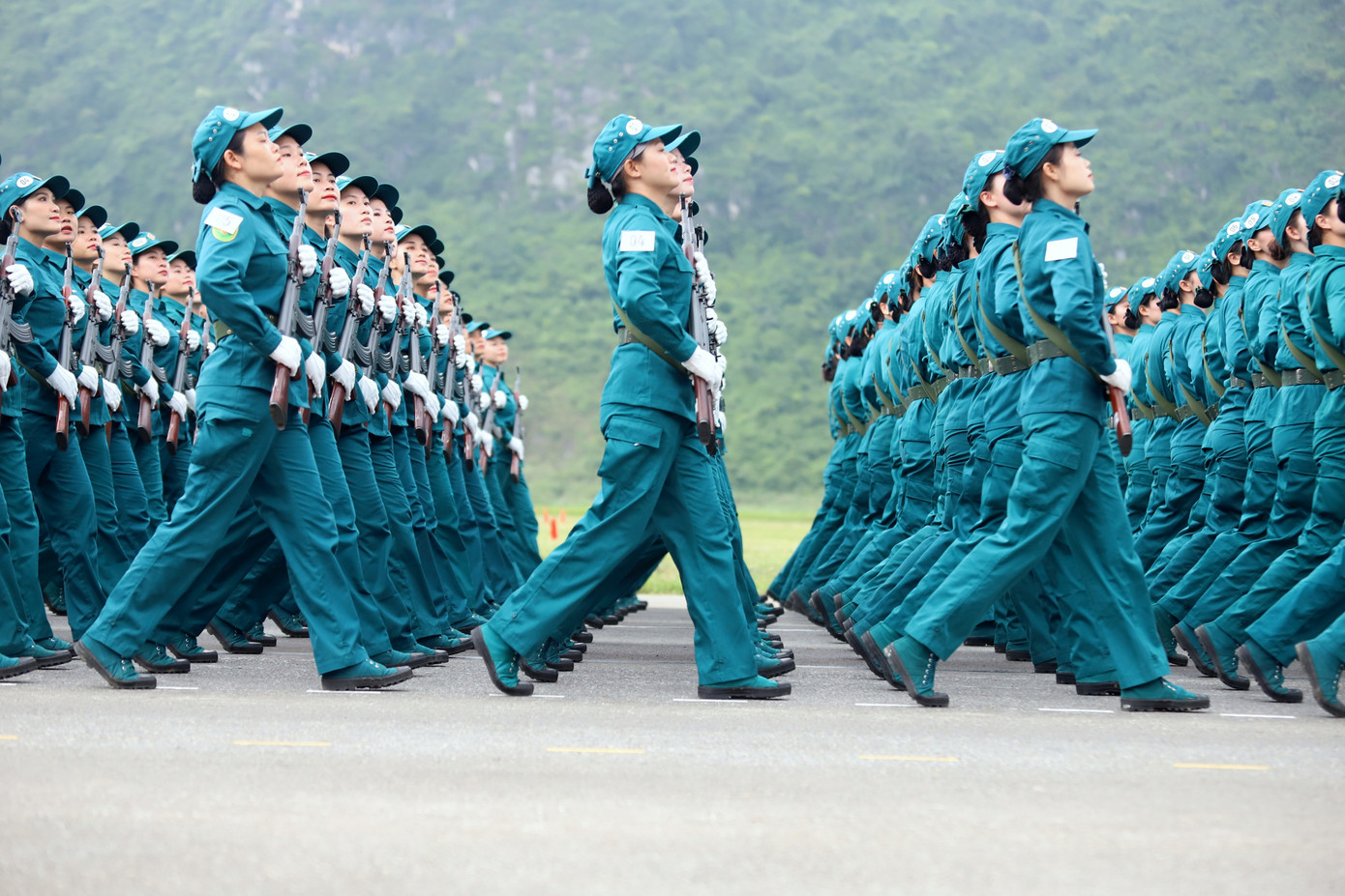 Khối nữ dân quân các dân tộc Việt Nam với những bước chân đều, đẹp tại TB4.