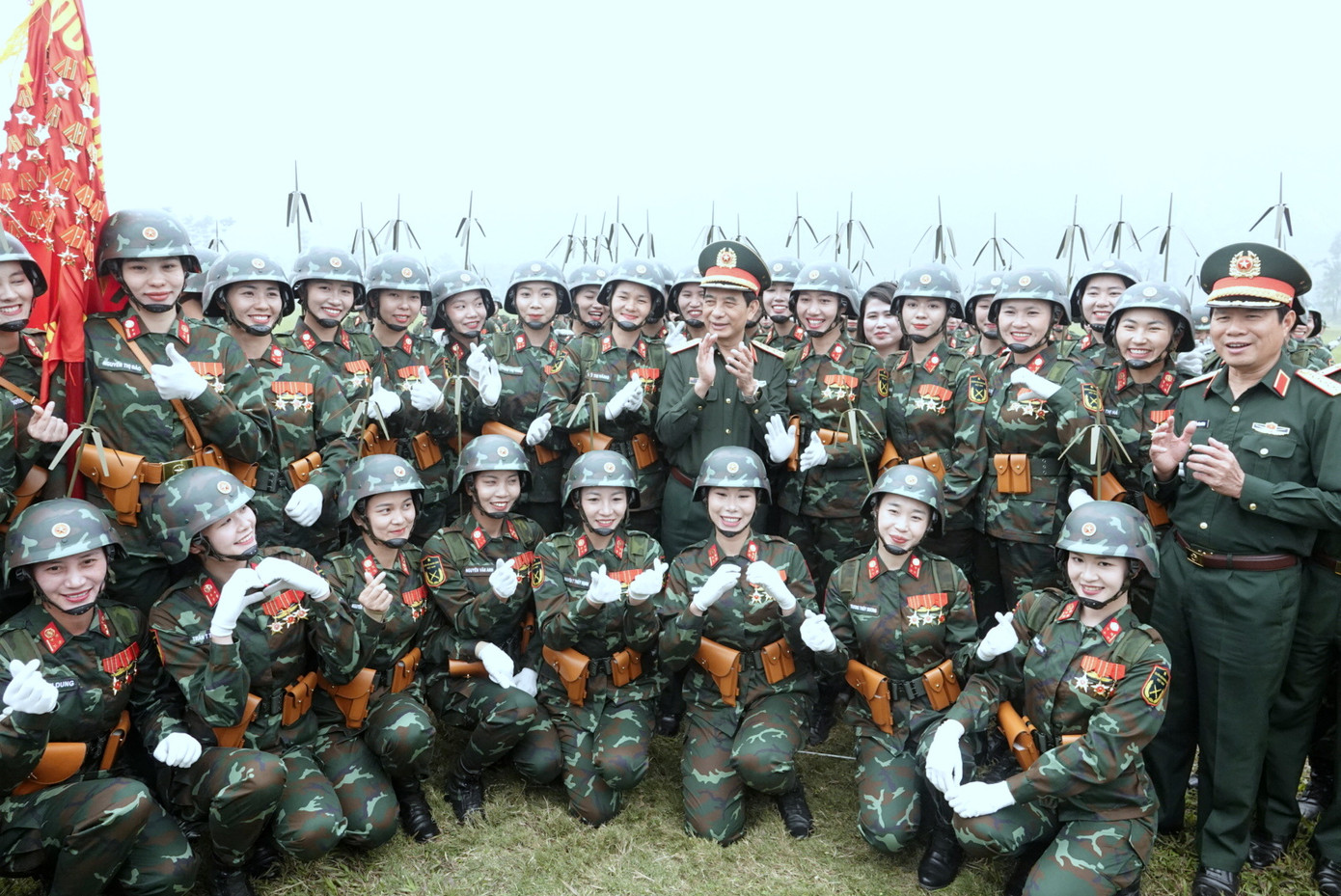 Bộ trưởng Phan Văn Giang và Tổng Tham mưu trưởng Nguyễn Tân Cương động viên các quân nhân của Khối nữ sĩ quan Thông tin, sáng 25/3. Ảnh: Nguyễn Minh Bộ trưởng Phan Văn Giang và Tổng Tham mưu trưởng Nguyễn Tân Cương động viên các quân nhân của Khối nữ sĩ quan Thông tin, sáng 25/3. Ảnh: Nguyễn Minh