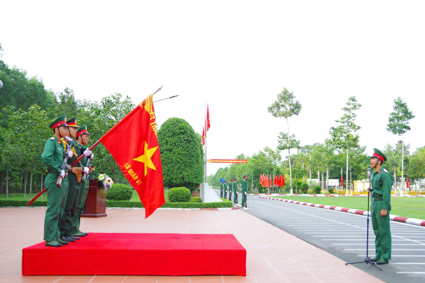 Chiến sĩ Lữ đoàn 87 tuyên thệ trước Quân kỳ Quyết thắng.