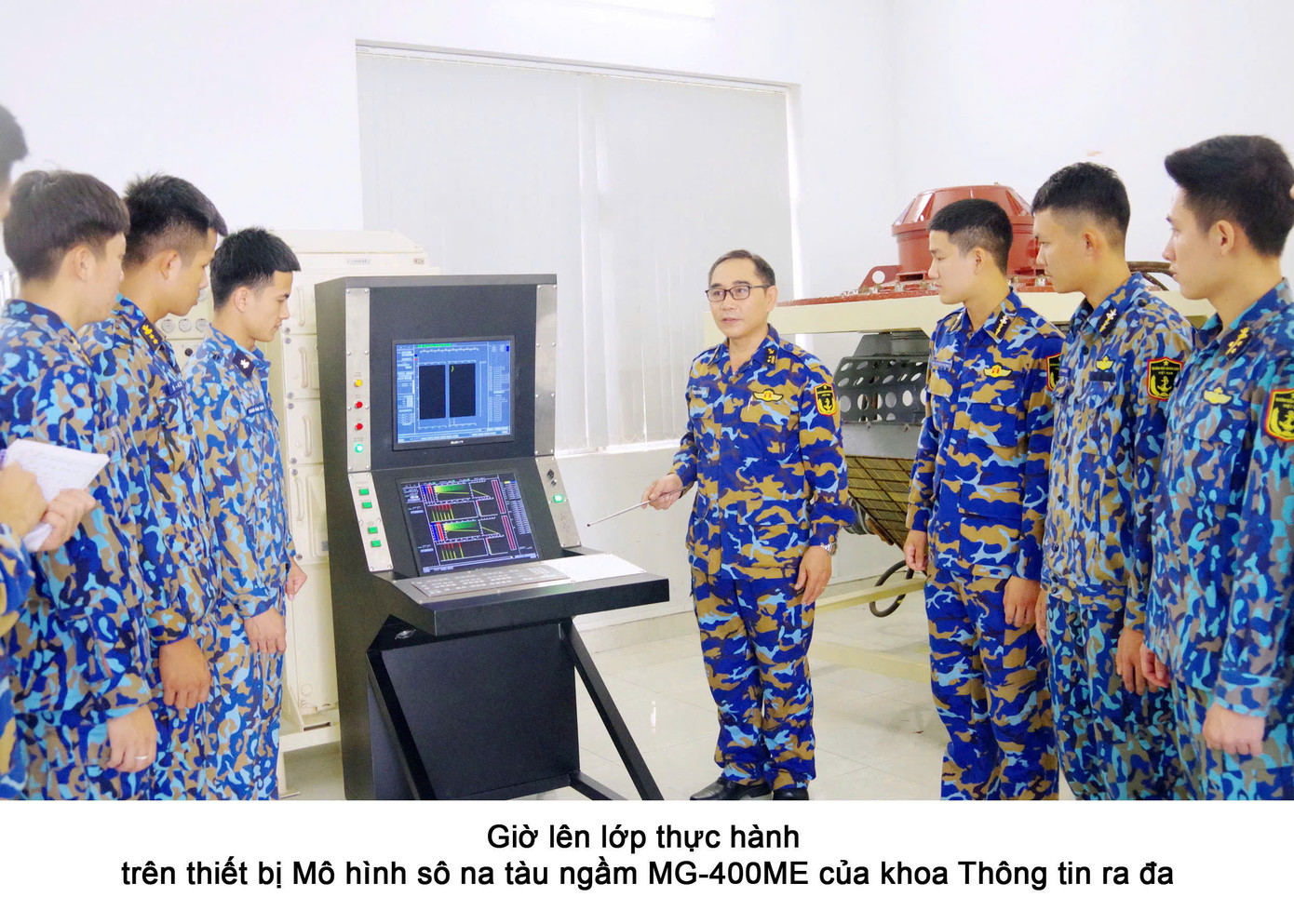 Giảng viên và học viên Trường Cao đẳng kỹ thuật Hải quân trong một buổi học.