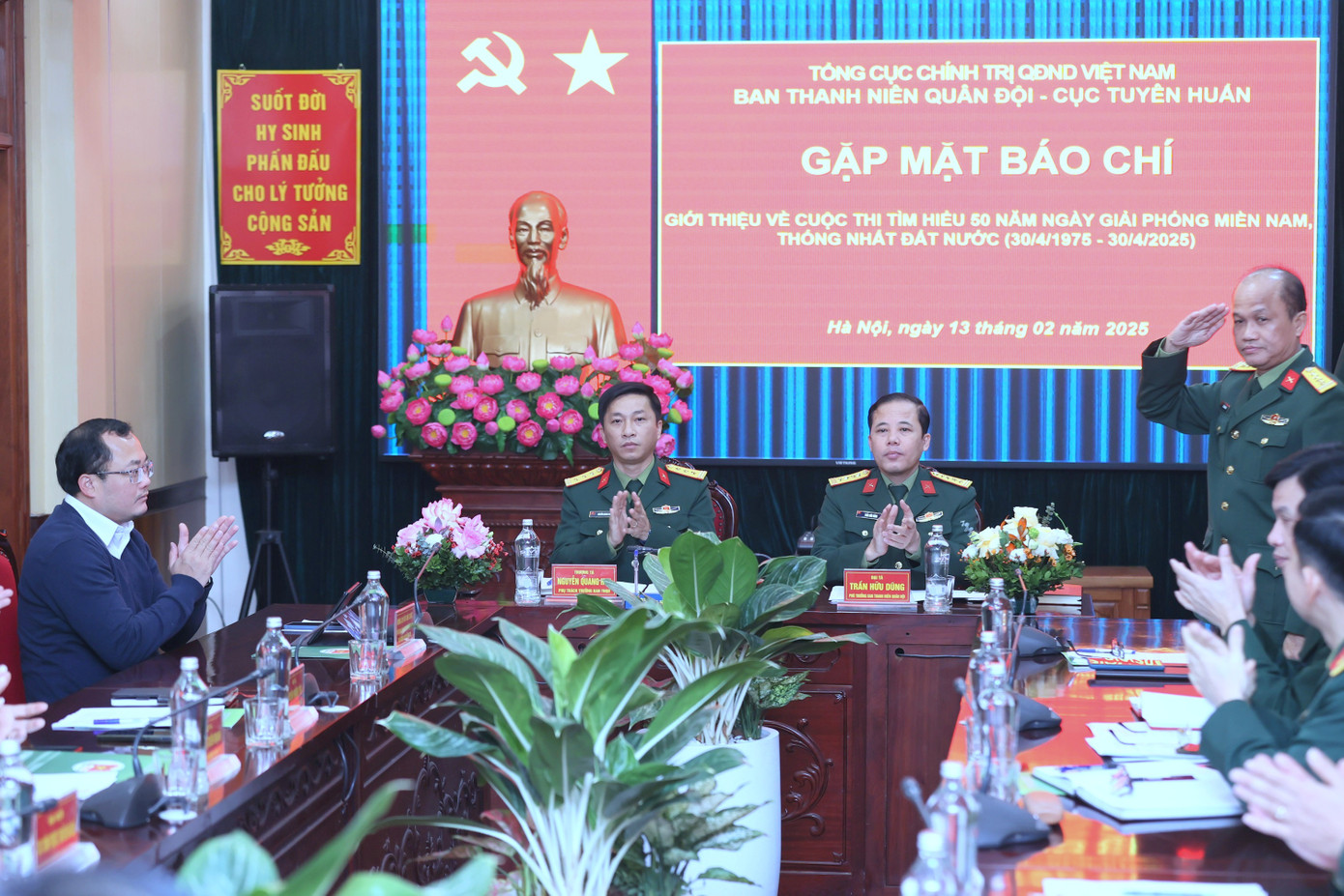 Tham dự gặp mặt báo chí có lãnh đạo, đại biểu Ban Thanh niên Quân đội, Cục Tuyên huấn, Viện Lịch sử Quân sự, Cục Chính trị Bộ Tư lệnh Thủ đô Hà Nội, Ban Tuyên giáo Trung ương Đoàn, Học viện Chính trị…