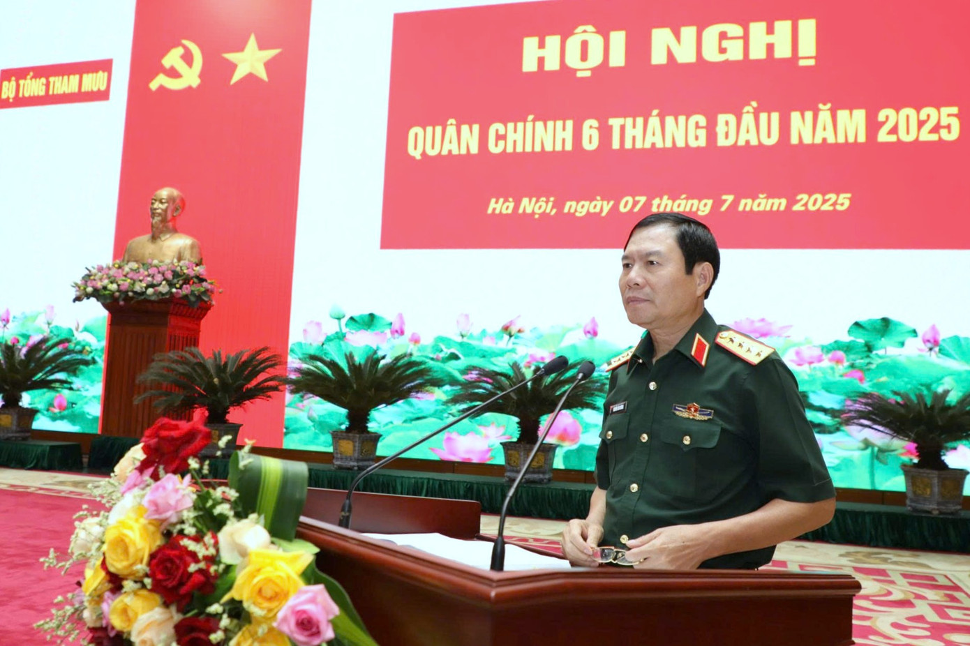 Đại tướng Nguyễn Tân Cương phát biểu tại hội nghị.