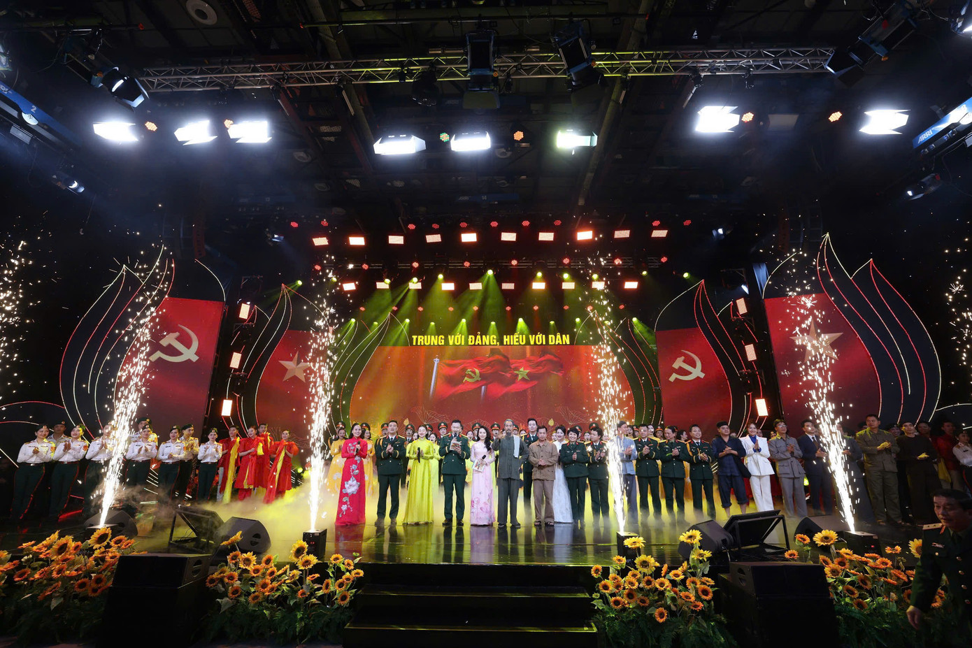 Chương trình quy tụ đông đảo văn nghệ sĩ, diễn viên. Chương trình quy tụ đông đảo văn nghệ sĩ, diễn viên.