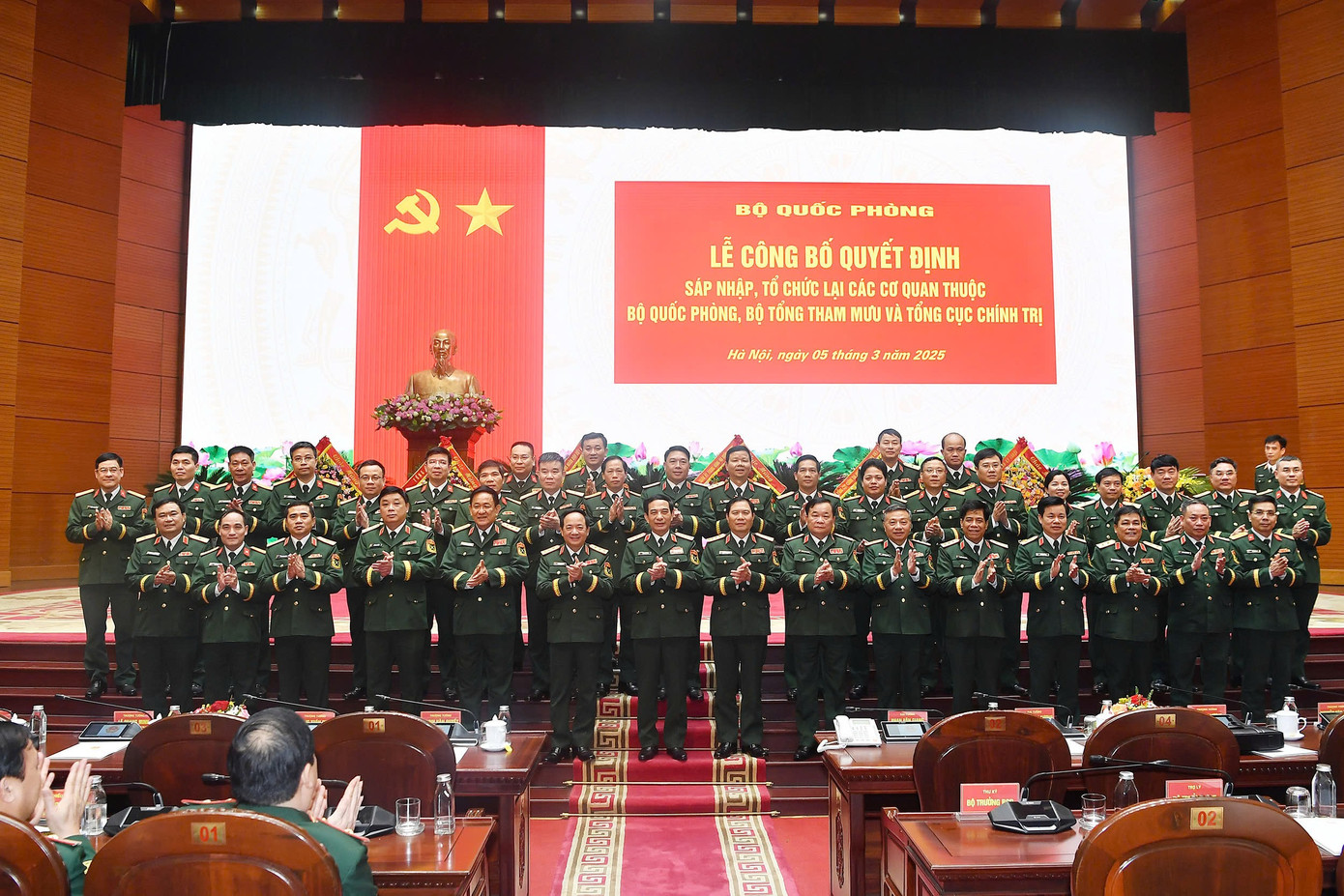 Các đại biểu dự lễ công bố quyết định. Các đại biểu dự lễ công bố quyết định.