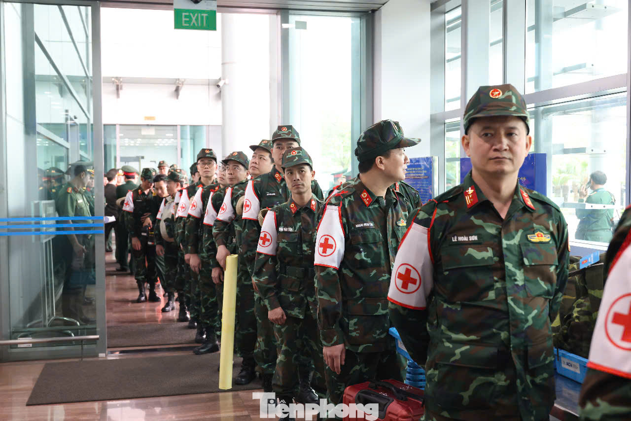 Trước khi đoàn lên máy bay, lãnh đạo Bộ Quốc phòng đã giao nhiệm vụ và động viên đoàn hoàn thành xuất sắc sứ mệnh.