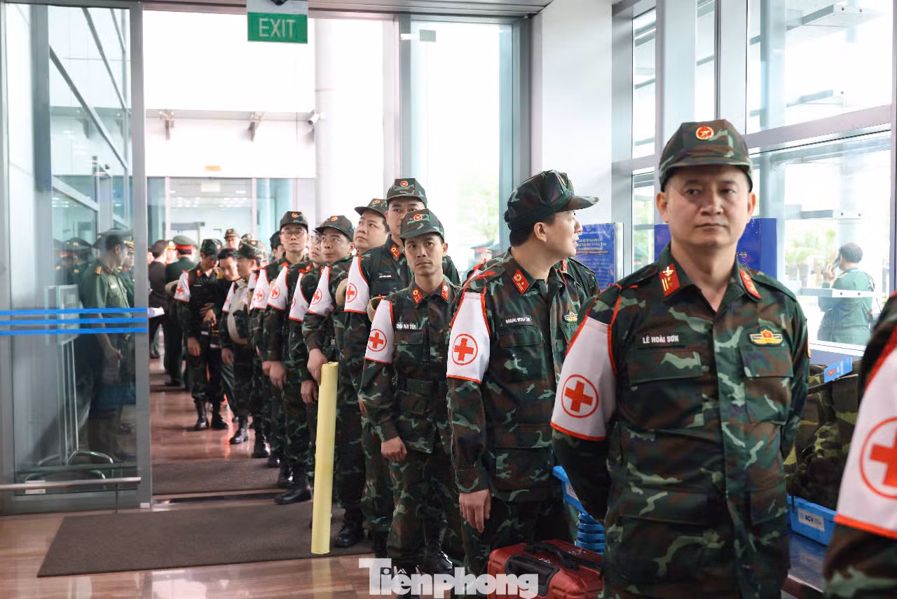 Trước khi đoàn lên máy bay, lãnh đạo Bộ Quốc phòng đã giao nhiệm vụ và động viên đoàn hoàn thành xuất sắc sứ mệnh.