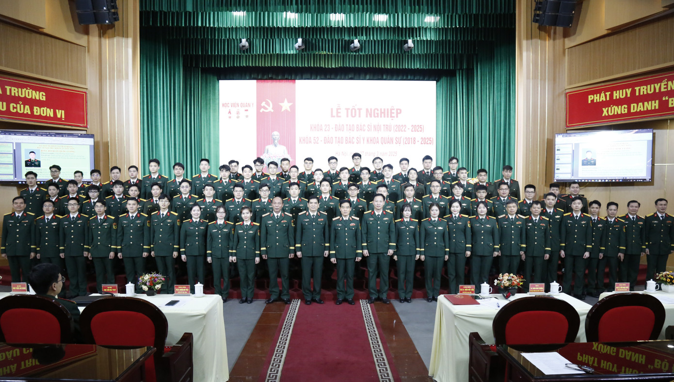 Lãnh đạo Học viện Quân y cùng các học viên tại lễ tốt nghiệp.