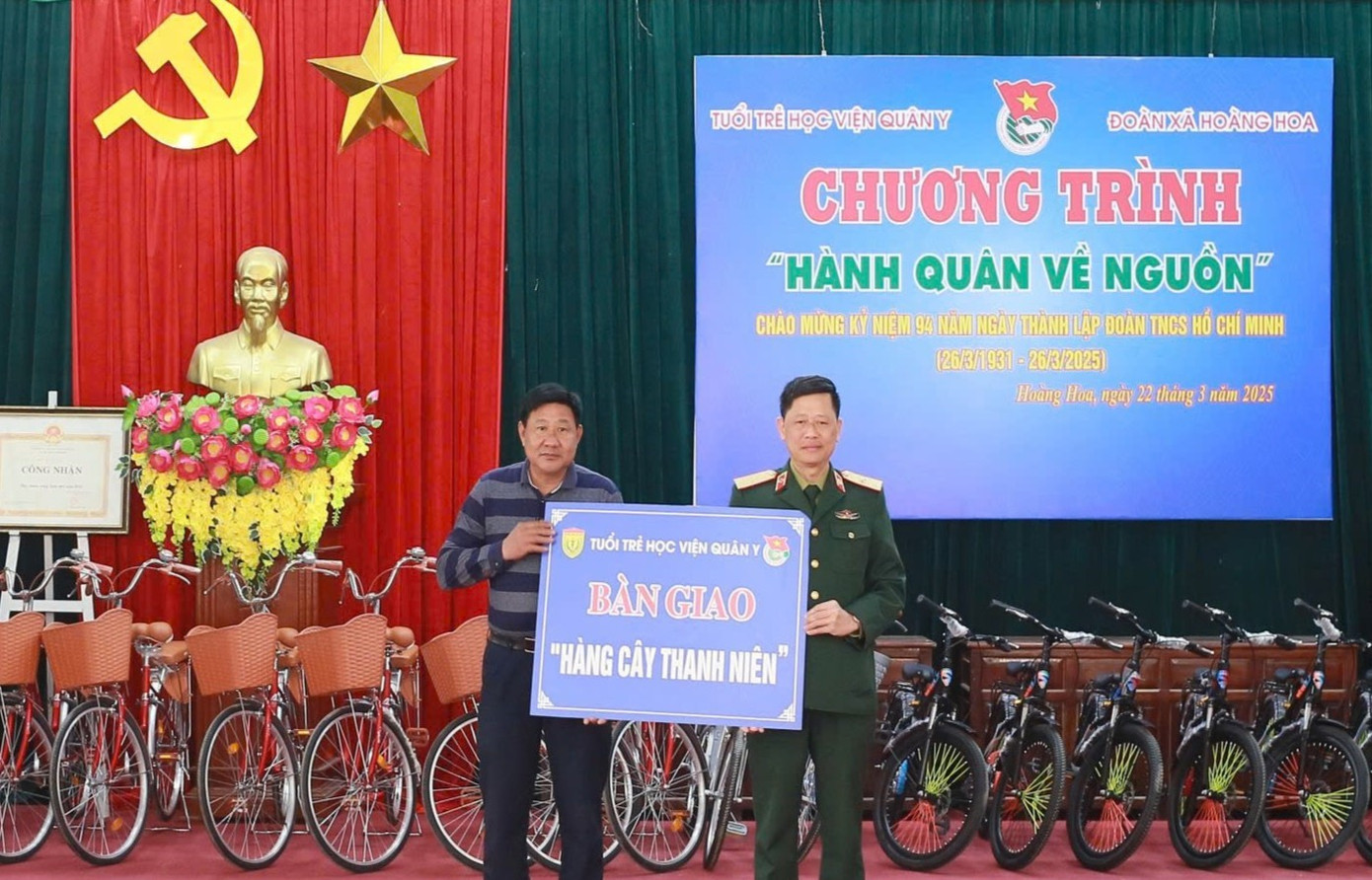 Lãnh đạo Học viện Quân y cùng cấp ủy, chính quyền, đoàn thể địa phương tổ chức trao tặng công trình thanh niên với chủ đề “Hàng cây xanh” và các phần quà “Nâng bước em tới trường”. Lãnh đạo Học viện Quân y cùng cấp ủy, chính quyền, đoàn thể địa phương tổ chức trao tặng công trình thanh niên với chủ đề “Hàng cây xanh” và các phần quà “Nâng bước em tới trường”.