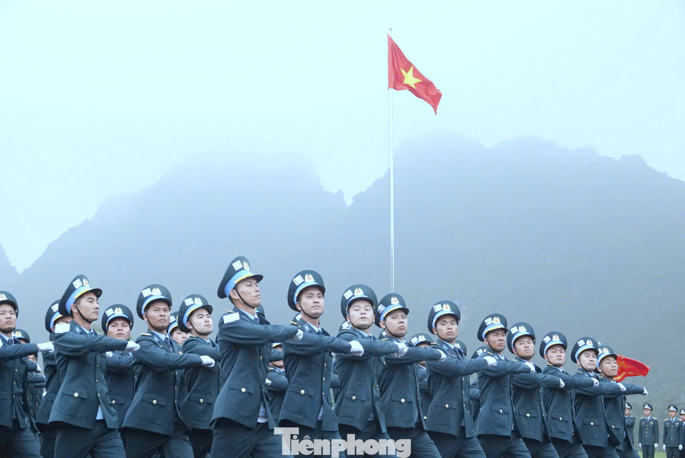 Khối sĩ quan Phòng không - Không quân đại diện cho lực lượng canh giữ bầu trời Tổ quốc. Khối sĩ quan Phòng không - Không quân đại diện cho lực lượng canh giữ bầu trời Tổ quốc.