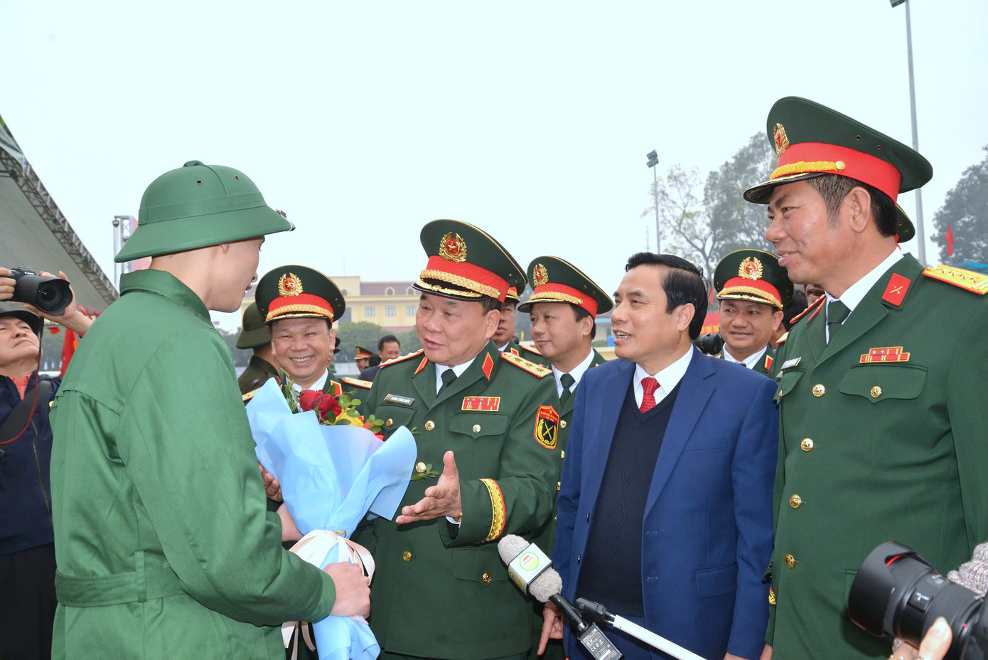 Thượng tướng Hoàng Xuân Chiến - Ủy viên Trung ương Đảng, Ủy viên Thường vụ Quân ủy Trung ương, Thứ trưởng Bộ Quốc phòng, trao gửi niềm tin và động viên thanh niên thành phố Hưng Yên, tỉnh Hưng Yên lên đường bảo vệ Tổ quốc.