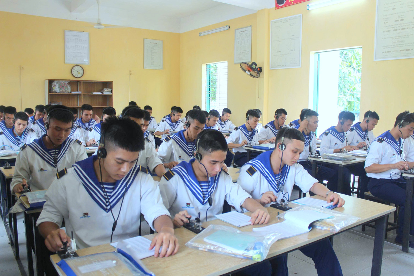 Cán bộ, nhân viên, chiến sĩ Lữ đoàn 602 tăng cường huấn luyện làm chủ trang bị kỹ thuật, bảo đảm thông tin “kịp thời, chính xác, bí mật, an toàn” trong mọi tình huống.