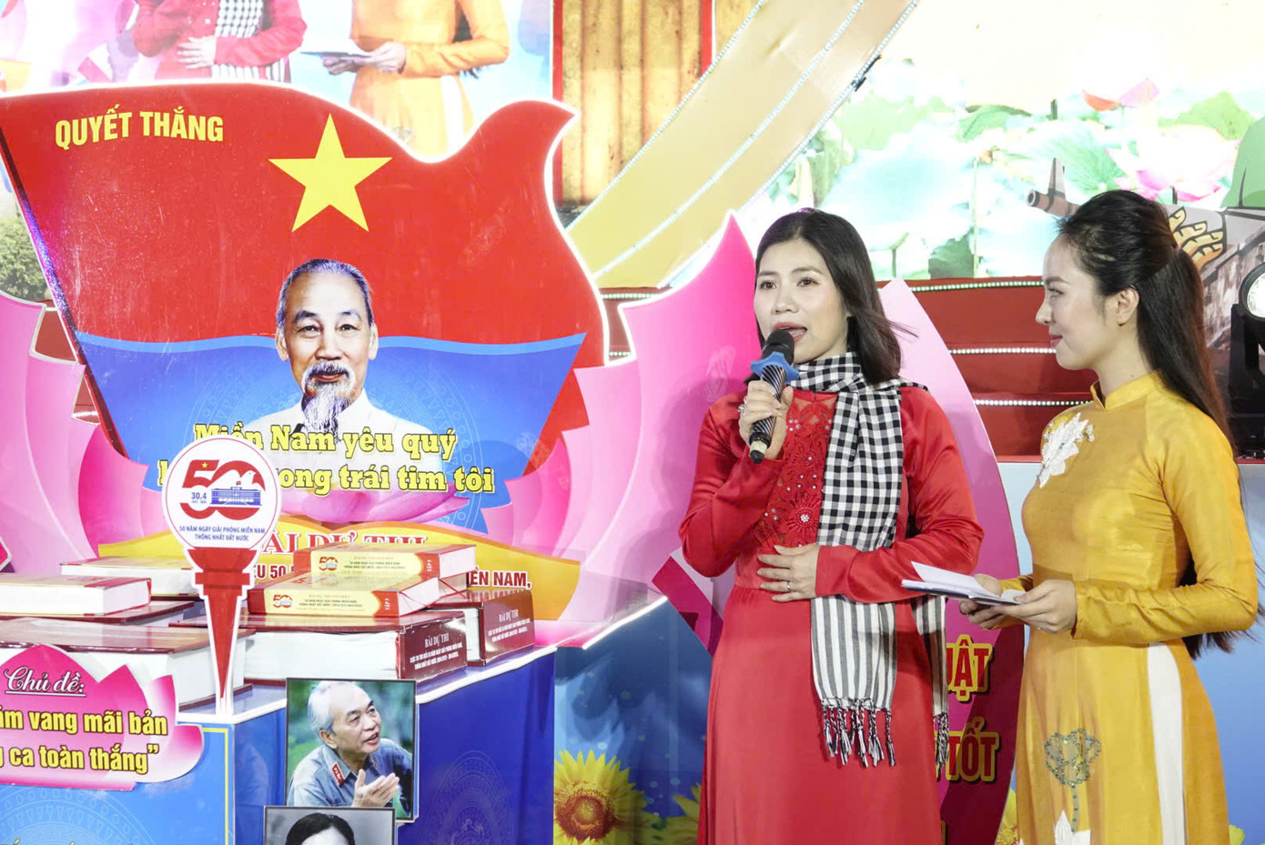 Tác giả đoạt giải cuộc thi tìm hiểu là cô giáo Lê Thị Hài (giáo viên Lịch sử ở tỉnh Hưng Yên) chia sẻ cảm xúc tại chương trình.