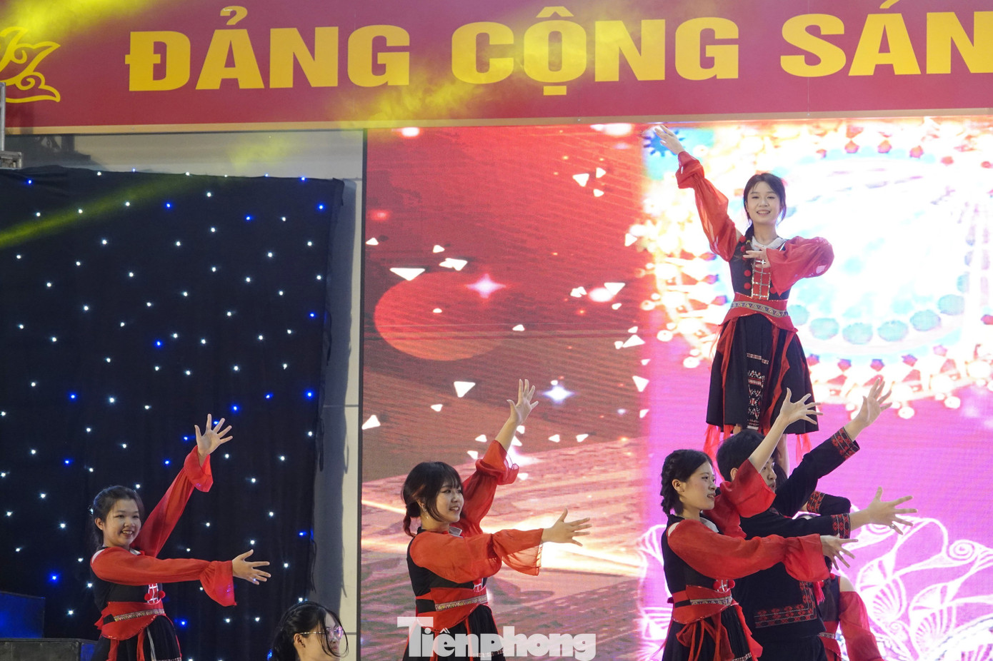 Nhiều tiết mục nghệ thuật đặc sắc và trẻ trung, sôi nổi đã được đoàn viên thanh niên nhà trường và đơn vị kết nghĩa biểu diễn tại chương trình.