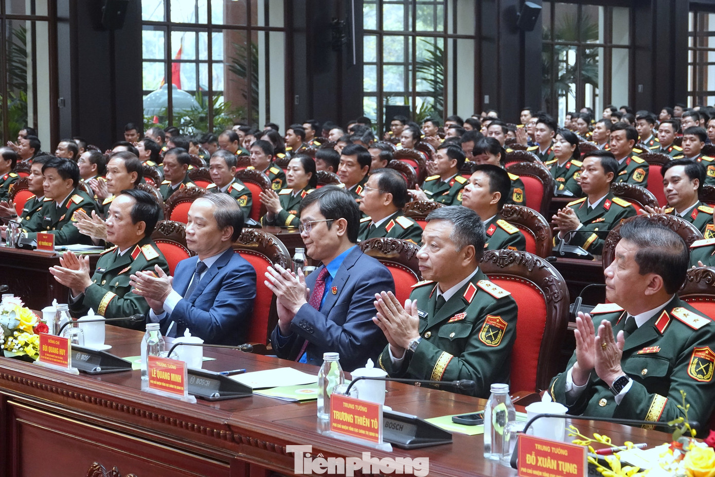 Các đại biểu tham dự chương trình tuyên dương tại hội trường Bộ Quốc phòng, sáng 26/3. Các đại biểu tham dự chương trình tuyên dương tại hội trường Bộ Quốc phòng, sáng 26/3.